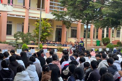 TUYÊN TRUYỀN GIÁO DỤC VÀ THỰC TẬP TẠI TRƯỜNG THPT HAI BÀ TRƯNG VỀ PHÒNG CHÁY CHỮA CHÁY